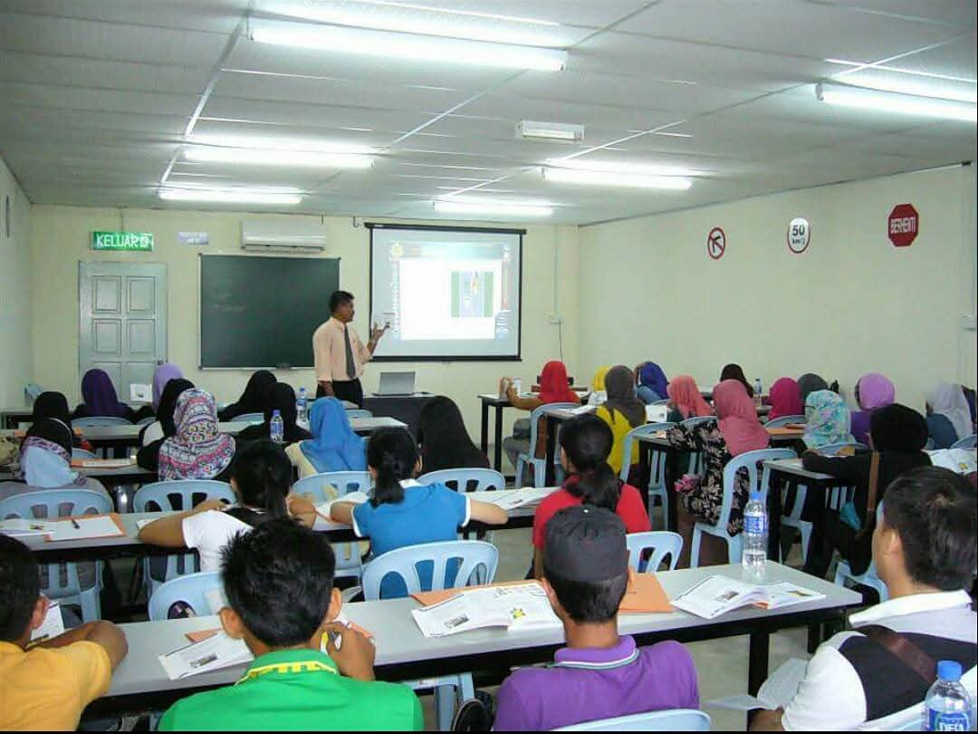 Latihan pemanduan kereta